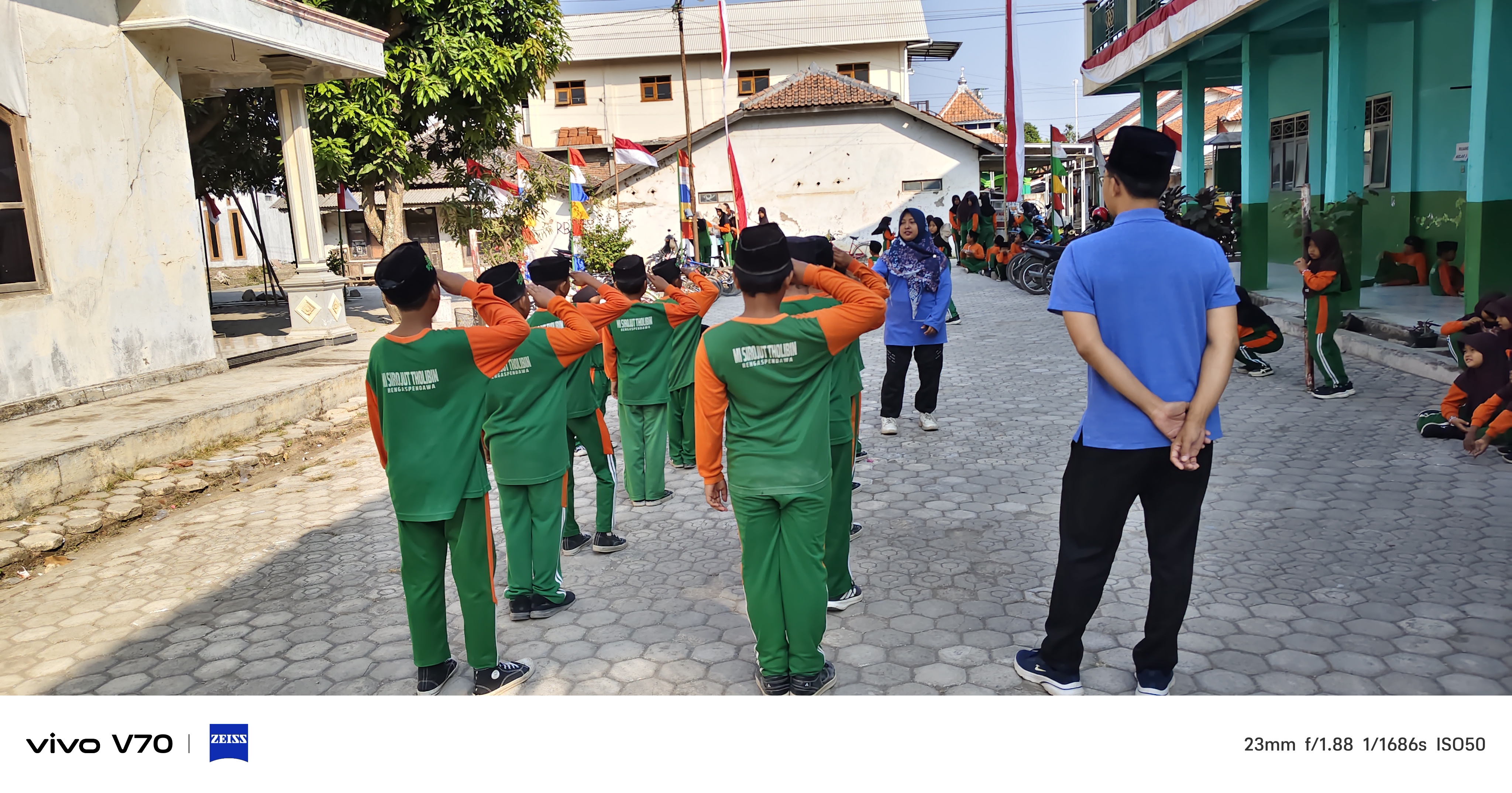 Persiapan Mengikuti Lomba Gerak Jalan HUT RI ke 81, Murid MI Sirojut Tholibin Berlatih dengan Intens.