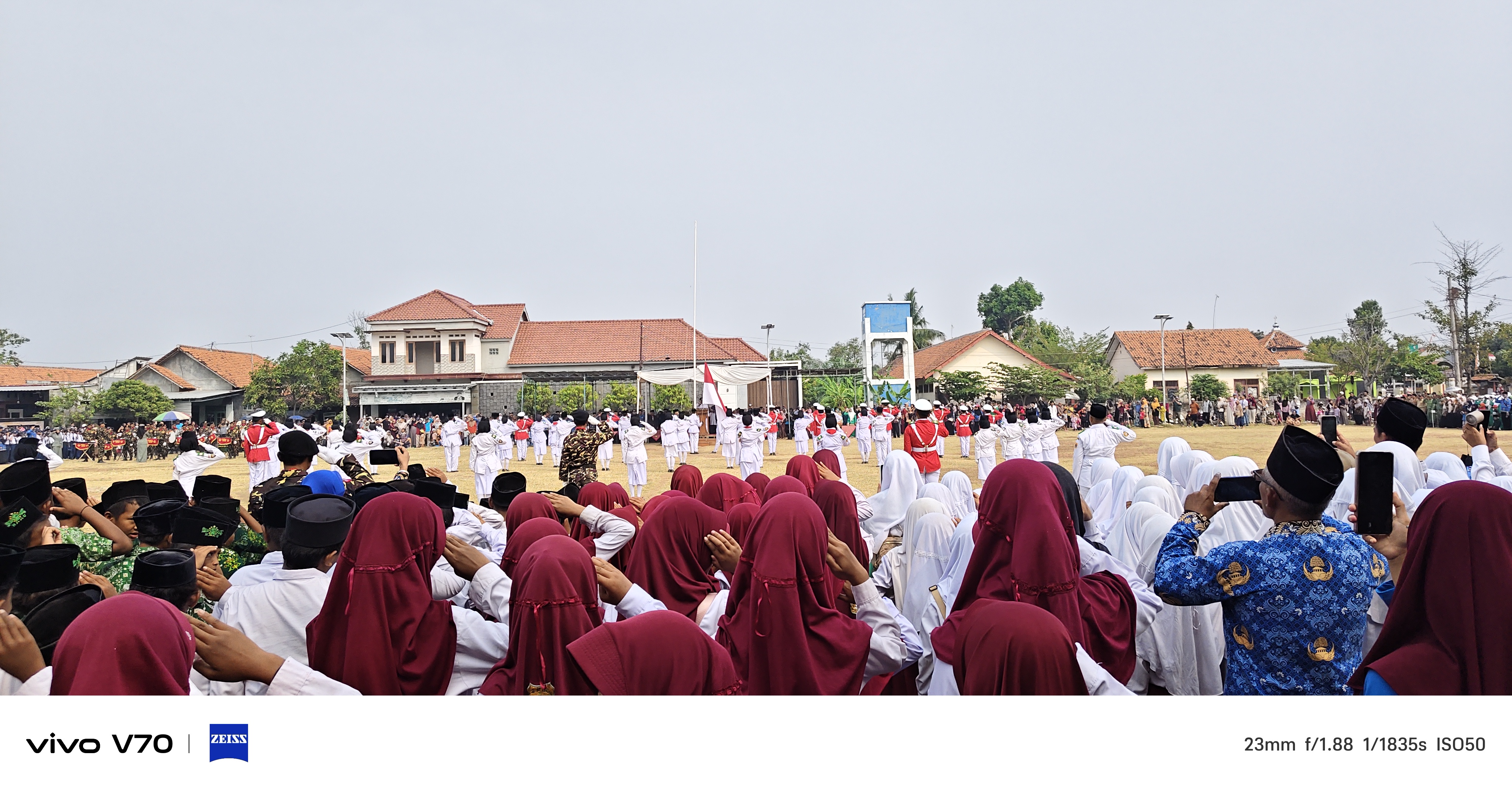 Murid MI Sirojut Tholibin Mengikuti Upacara HUT RI ke 81 di Lapangan Rengaspendawa