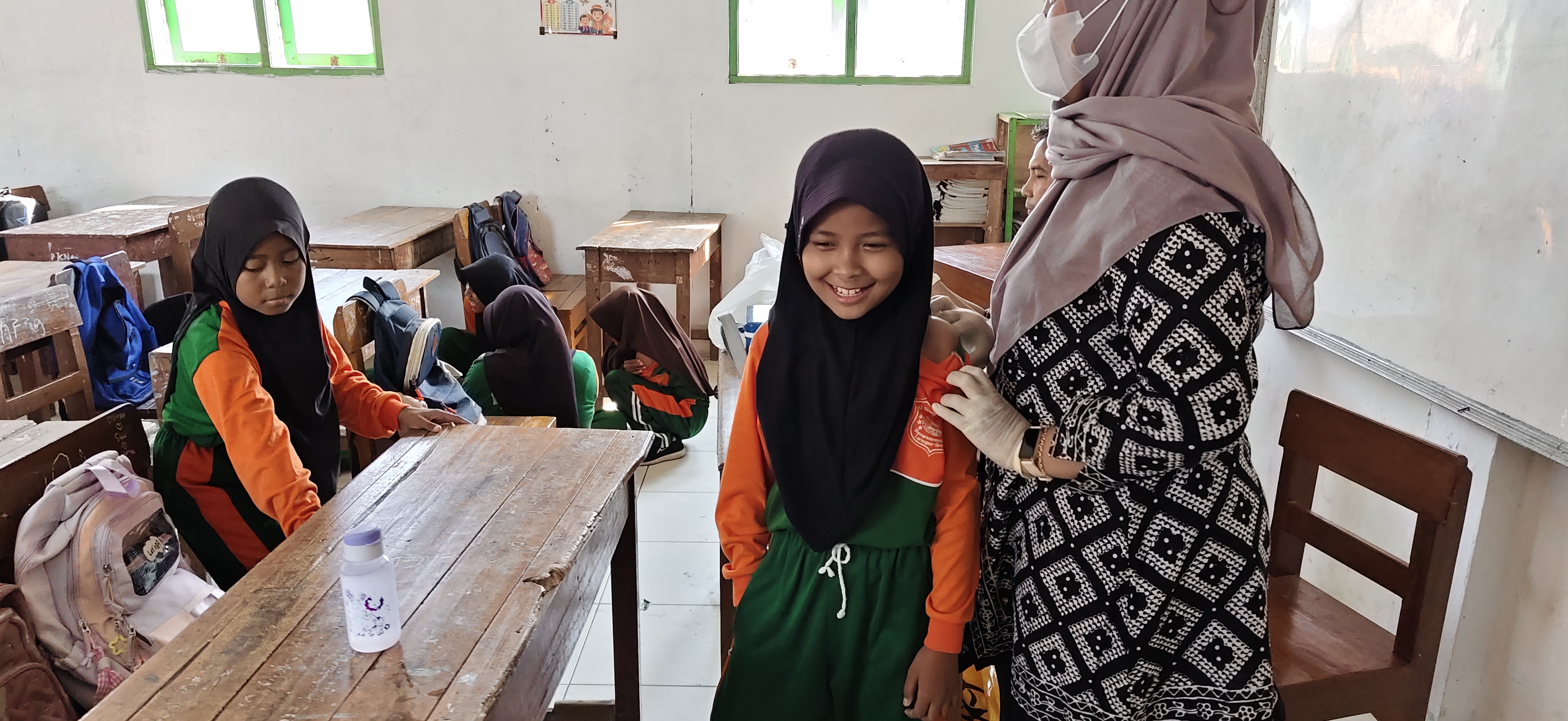 Murid MI Sirojut Tholibin Rengaspendawa Mendapatkan Imunisasi HPV